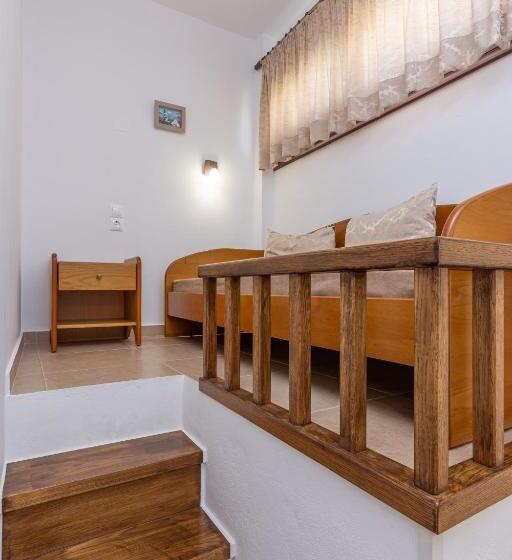 استودیوی استاندارد, Galini Apartments