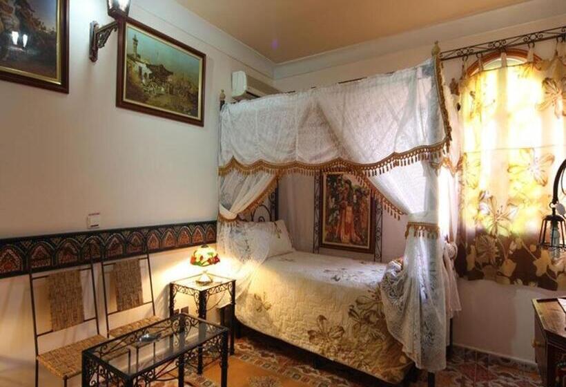 اتاق کلاسیک سه تخته, Moroccan House