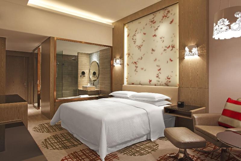 Люкс Повышенной Комфортности, Suncoast Hotel & Towers