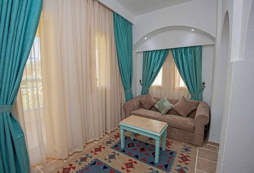 اتاق استاندارد با چشم‌انداز استخر, Sunrise Royal Makadi Resort
