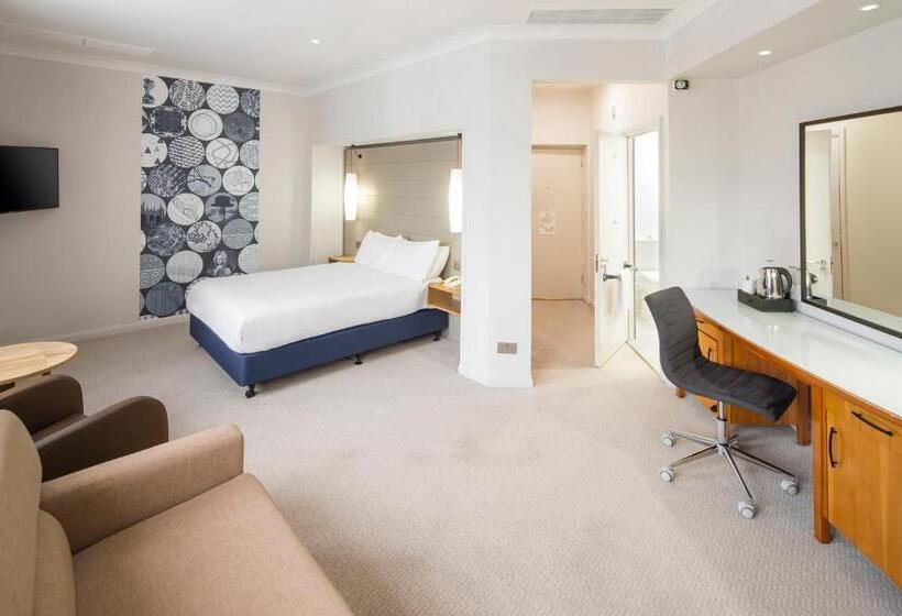 اتاق استاندارد با تخت دو نفره بزرگ برای معلولان, Holiday Inn Peterborough West, An Ihg