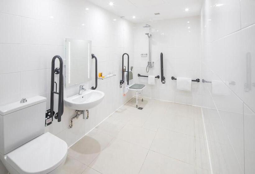 اتاق استاندارد با تخت دو نفره بزرگ برای معلولان, Holiday Inn Peterborough West, An Ihg