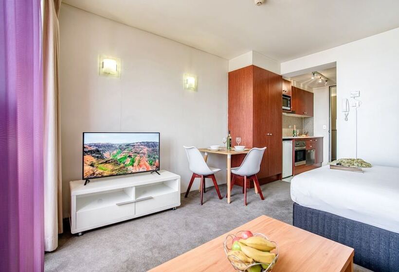 스탠다드 스튜디오, Park Regis Concierge Apartments