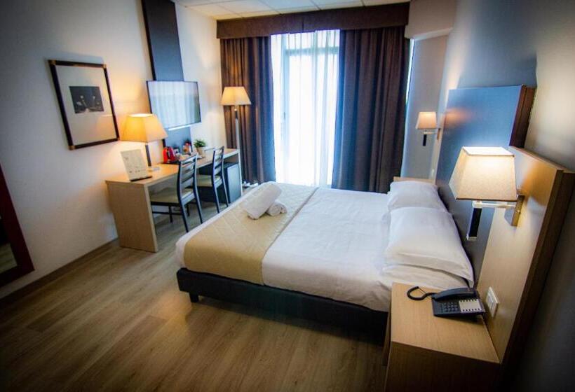 Трехместный Номер Стандарт с Балконом, Tuscany Inn
