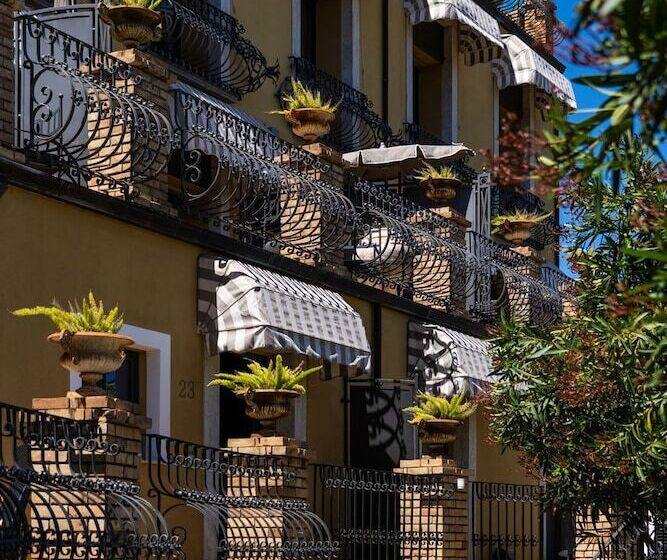 Полулюкс Вид на Сад, Villa Carlotta