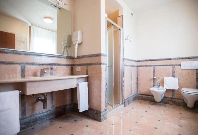 جناح جونيور, Phi Hotel Astoria