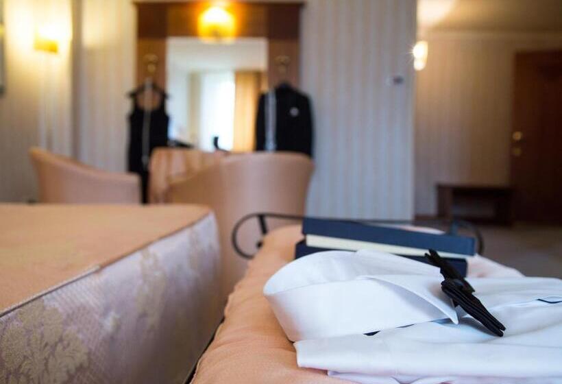 جناح جونيور, Phi Hotel Astoria