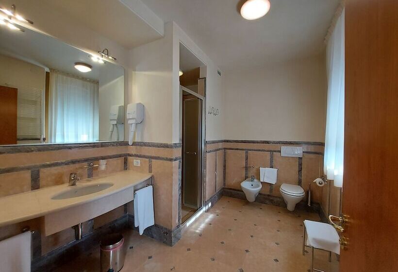 جناح جونيور, Phi Hotel Astoria