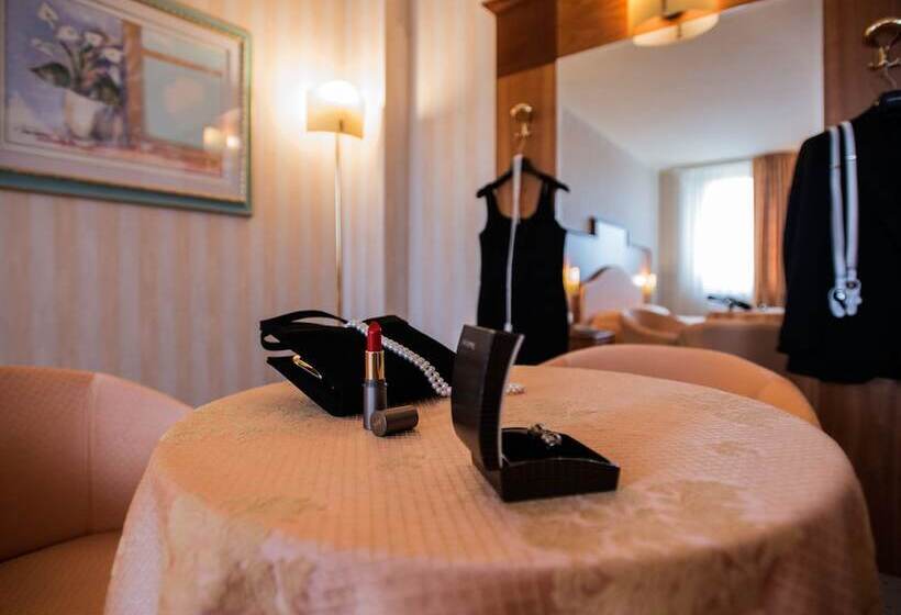 Полулюкс, Phi Hotel Astoria
