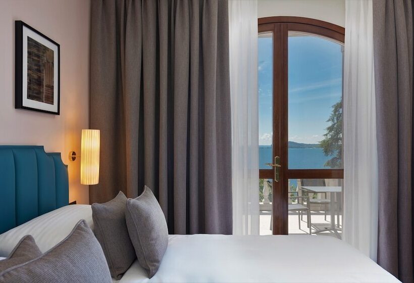 Superior room with lake view, Villa Del Sogno