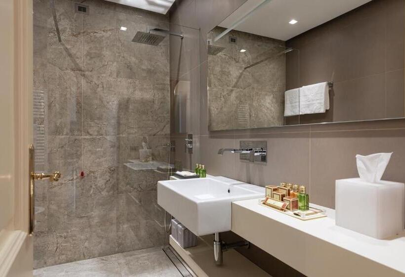 Superior room with lake view, Villa Del Sogno