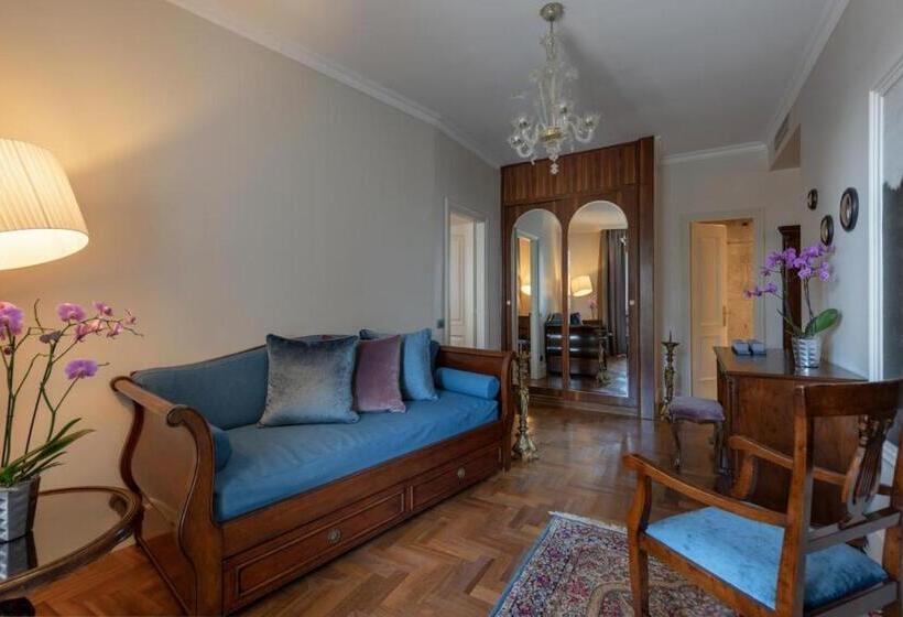 جناح جونيور مطل علي البحيرة, Villa Del Sogno