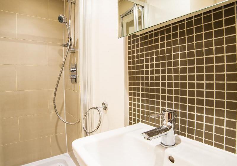 Quarto Estandar Individual, The Cleveland