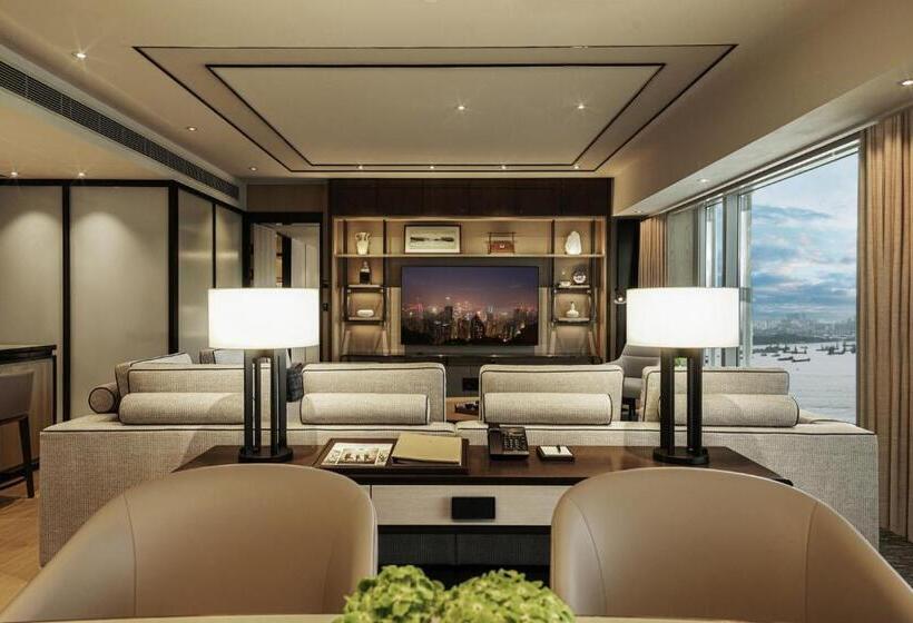 Deluxe Suite King Bed, Four Seasons Hotel Hong Kong