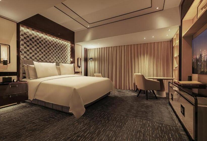 Deluxe Suite King Bed, Four Seasons Hotel Hong Kong