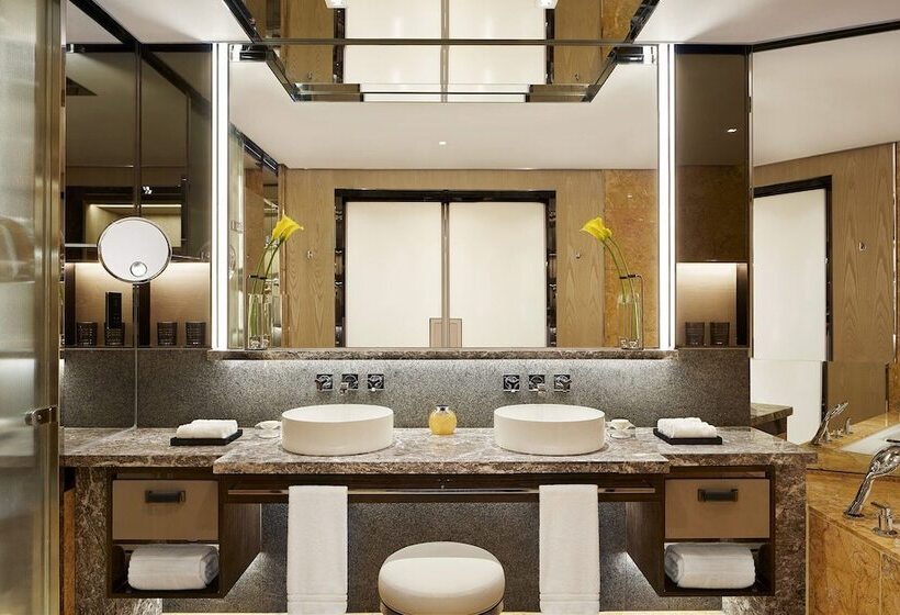 اتاق لوکس با چشم‌انداز, Four Seasons Hotel Hong Kong