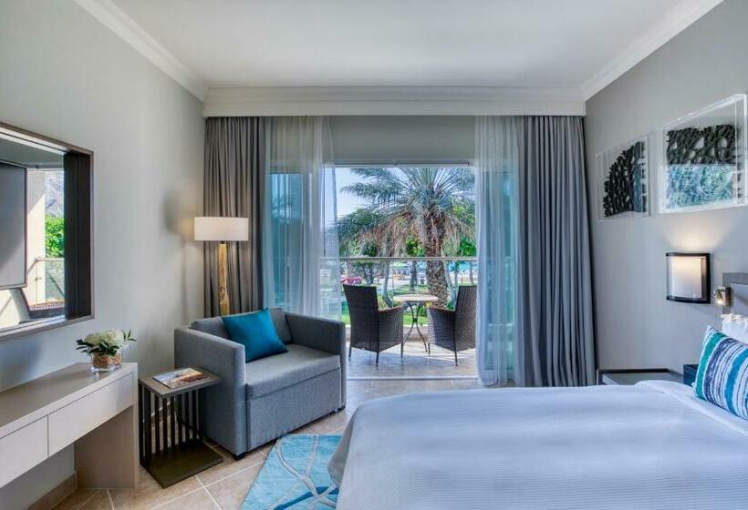 Номер Deluxe с Балконом, Fujairah Rotana Resort & Spa   Al Aqah Beach