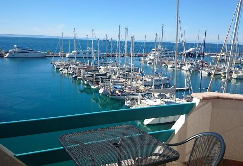 سوییت لوکس, The Westmarine Waterfront