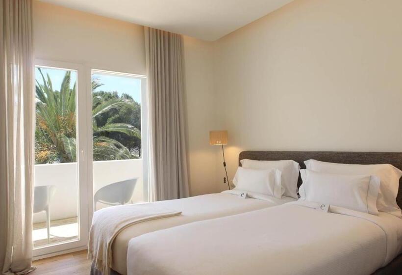 اتاق استاندارد با بالکن و چشم‌انداز باغ, Hostal Empúries