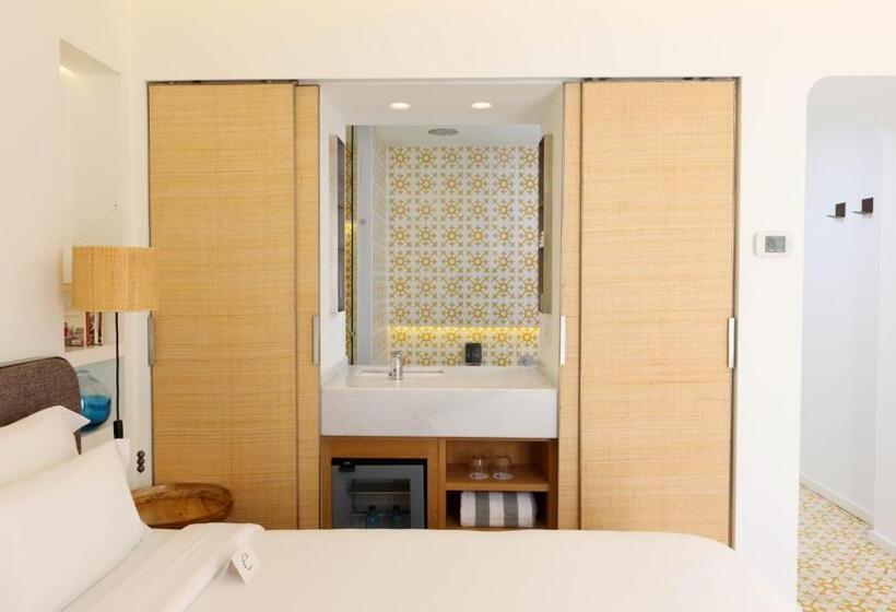 اتاق استاندارد با بالکن و چشم‌انداز باغ, Hostal Empúries