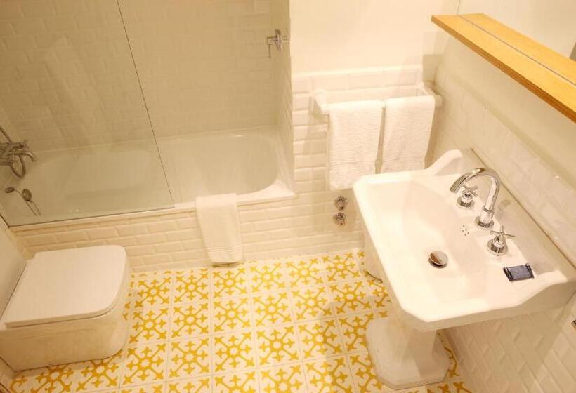 اتاق استاندارد با بالکن و چشم‌انداز باغ, Hostal Empúries