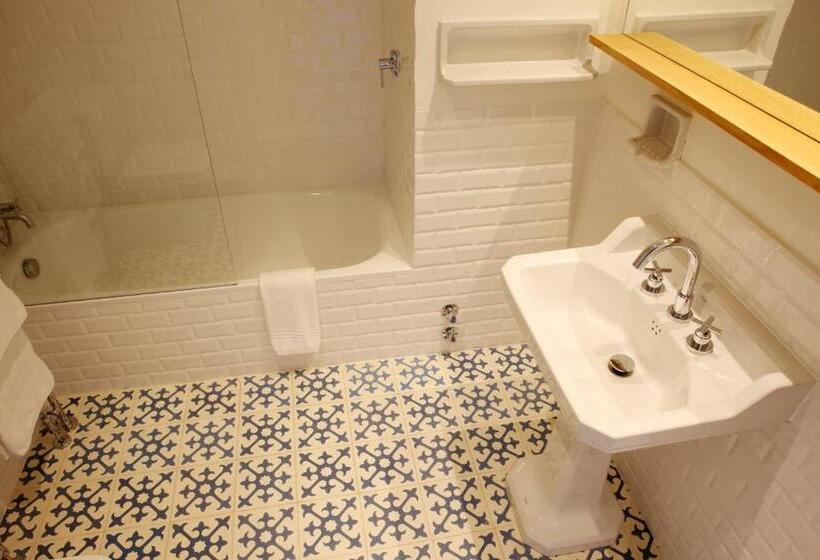 اتاق استاندارد با بالکن و چشم‌انداز دریا, Hostal Empúries