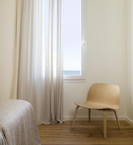 اتاق استاندارد با چشم‌انداز دریا, Hostal Empúries