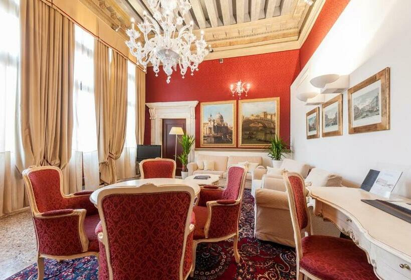 سوئیت با بالکن, Ruzzini Palace
