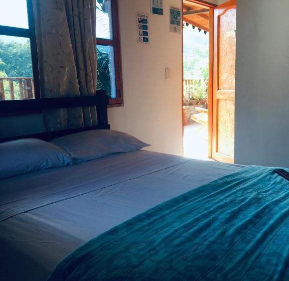 스탠다드 트리플 룸, Hostal Los Wichos