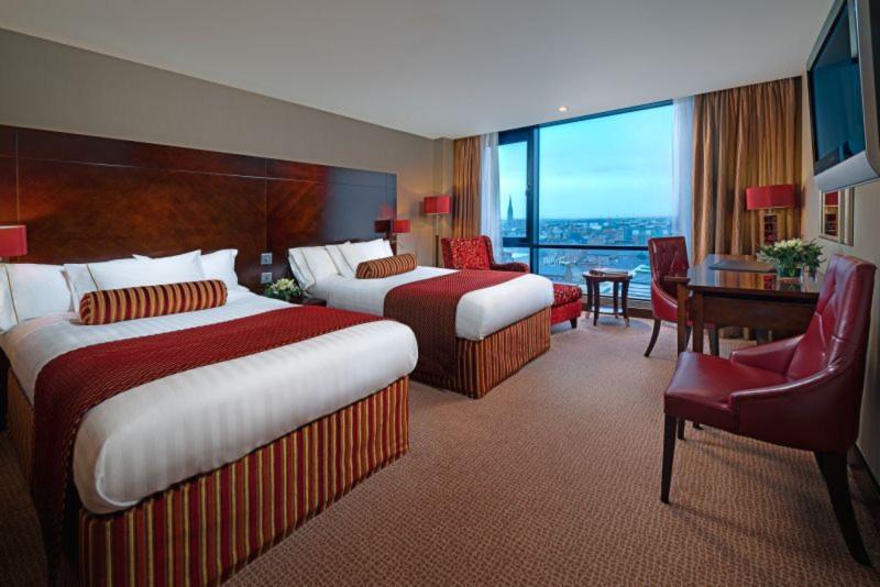اتاق اجرایی با تخت بزرگ, The Savoy