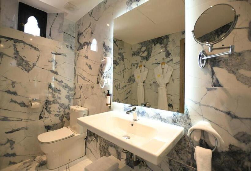 اتاق لوکس, 555 Hotel Clubbing Adults Only