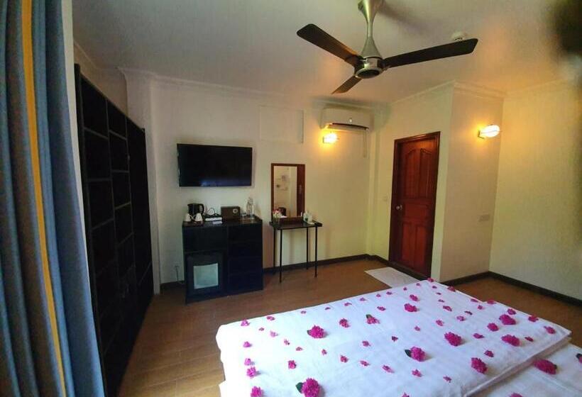 اتاق لوکس, Arianna Dhangethi