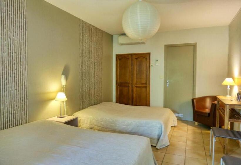 Четырехместный Номер Стандарт, Au Saint Roch   Hôtel Et Jardin