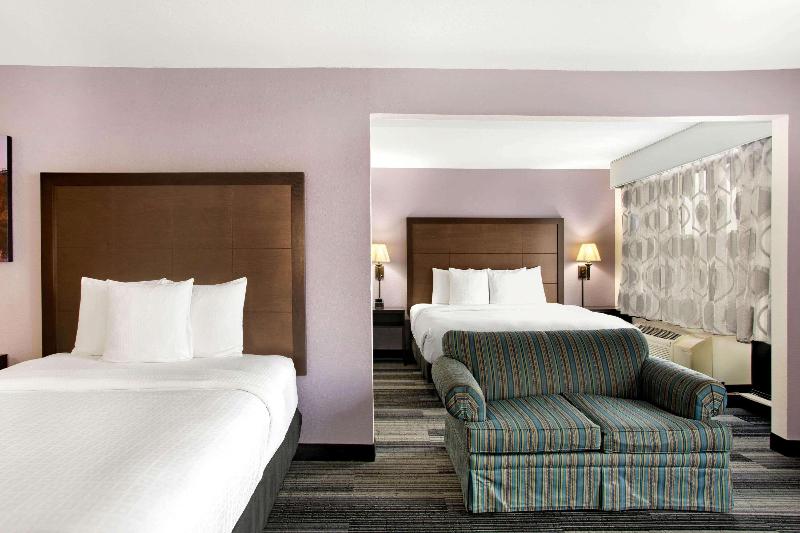 Семейный Номер Deluxe, La Quinta Inn & Suites By Wyndham Springfield Airport Plaza
