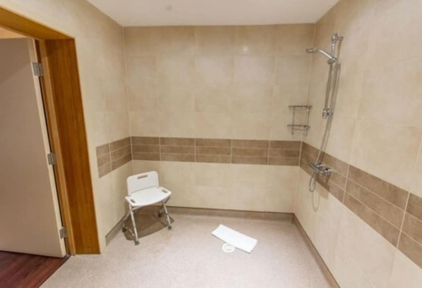 اتاق خانوادگی, Great Hallingbury Manor & Lodges
