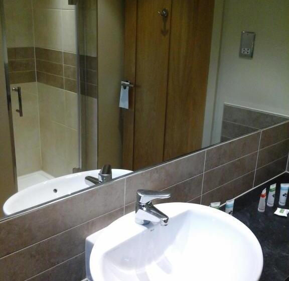 اتاق خانوادگی, Great Hallingbury Manor & Lodges