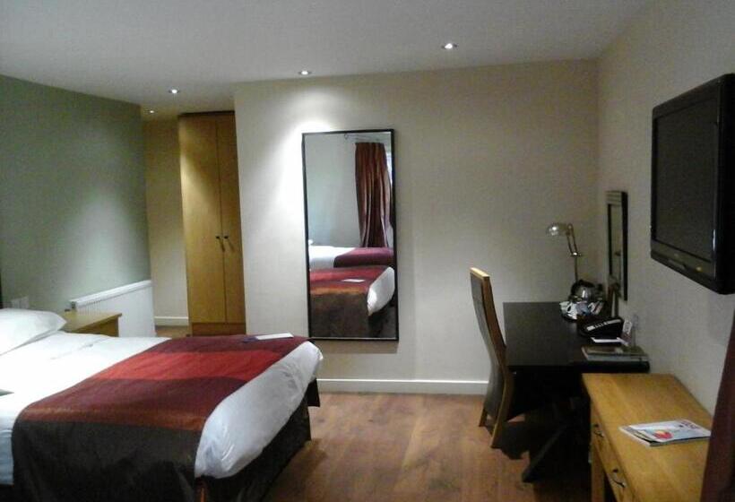 اتاق خانوادگی, Great Hallingbury Manor & Lodges