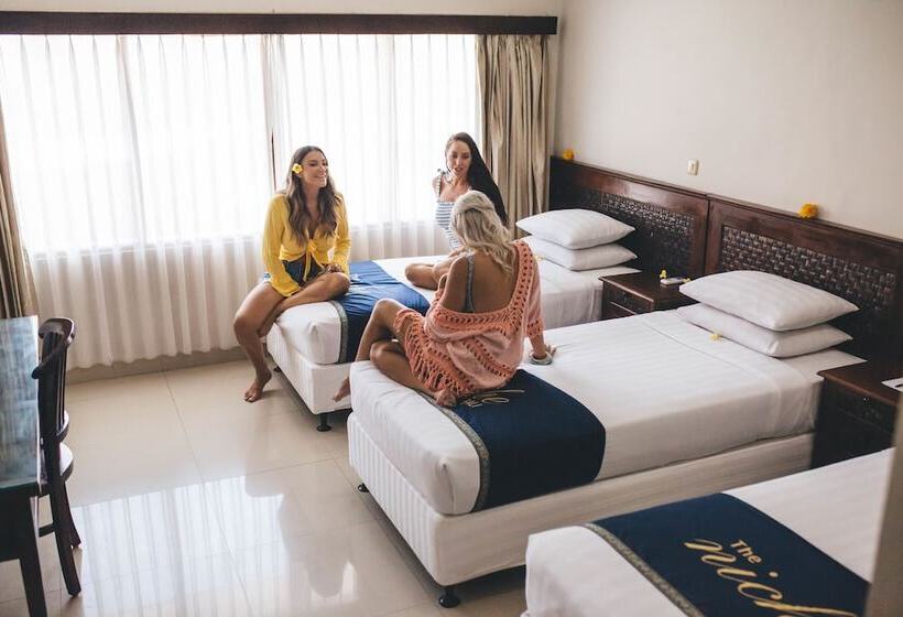اتاق استاندارد سه تخته با چشم‌انداز استخر, The Niche Bali