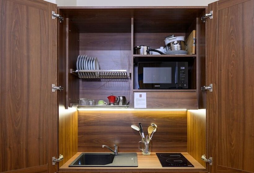 استودیوی استاندارد, Albergo Reggio