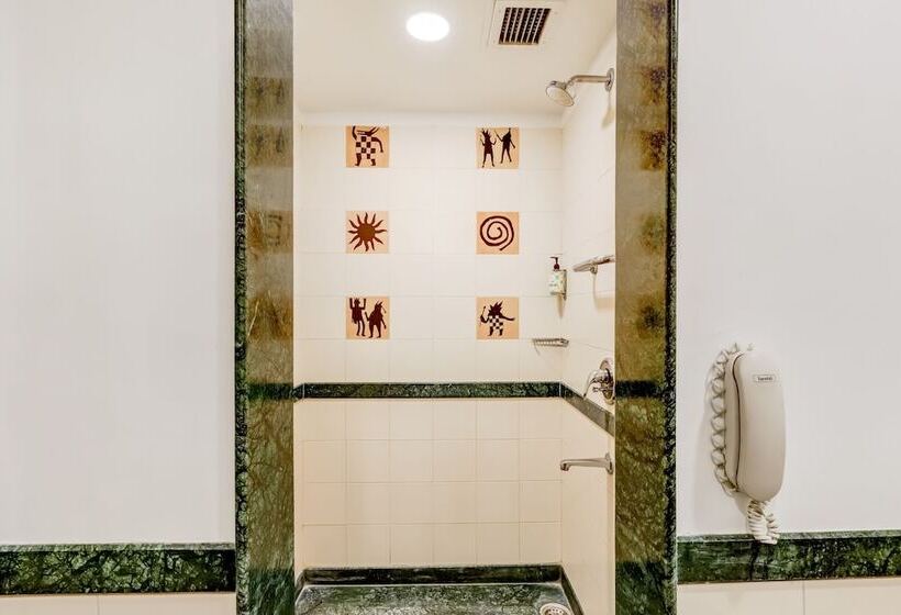Номер бизнес-класса, Lemon Tree Hotel, Ahmedabad