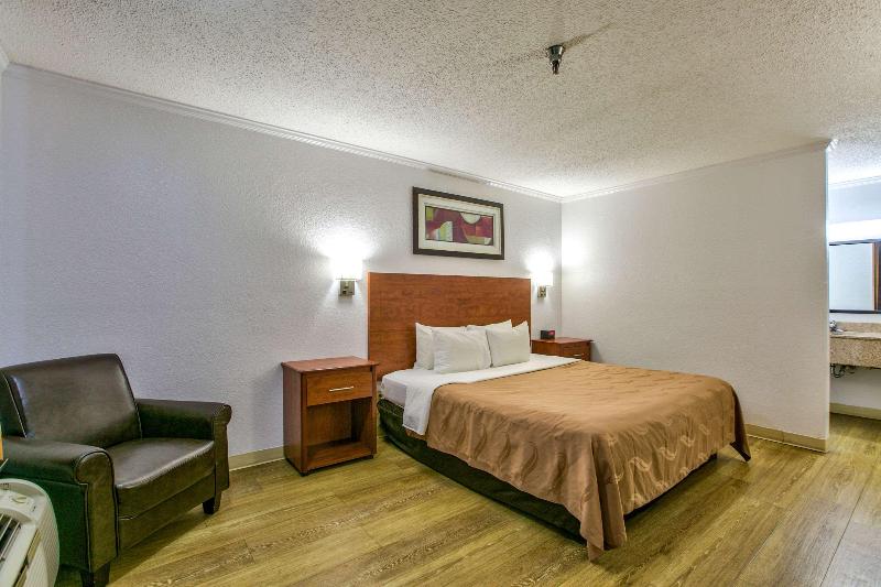 キングサイズベッドのスタンダードルーム, Quality Inn Tallahassee Near University