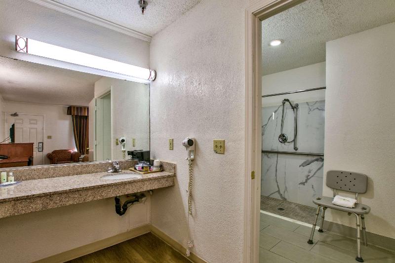 キングサイズベッドのスタンダードルーム, Quality Inn Tallahassee Near University