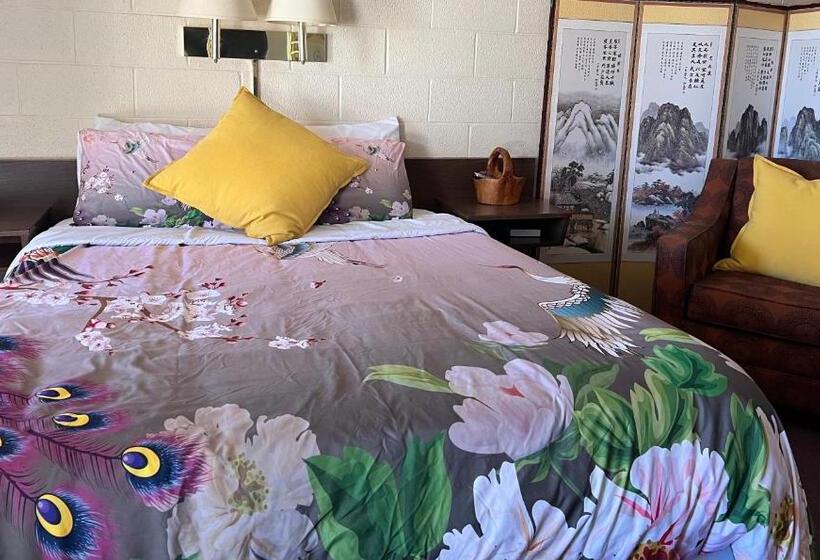 스위트, Midtown Inn & Suites