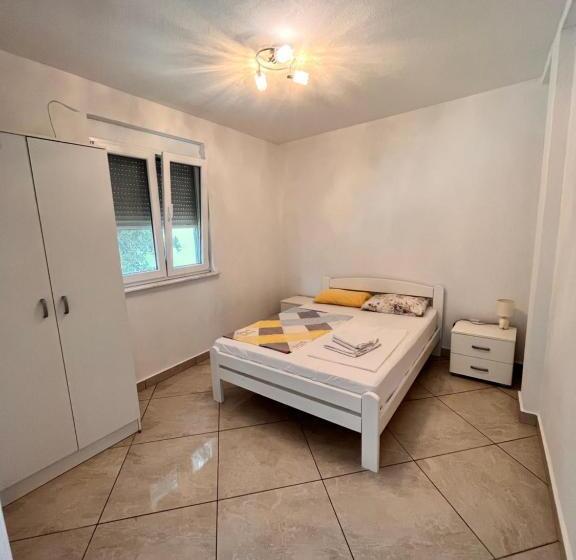 آپارتمان 1 خوابه با چشم‌انداز دریا, Apartments Apartmani Bojana
