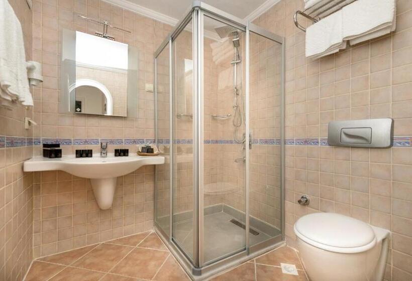 Camera Familiare, Adalya Port