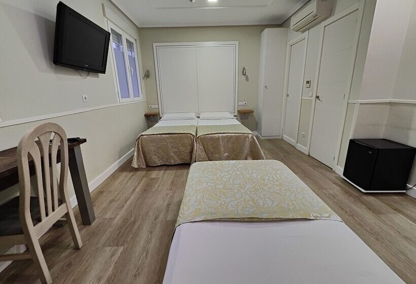 اتاق استاندارد سه نفره, Hostal Madrid