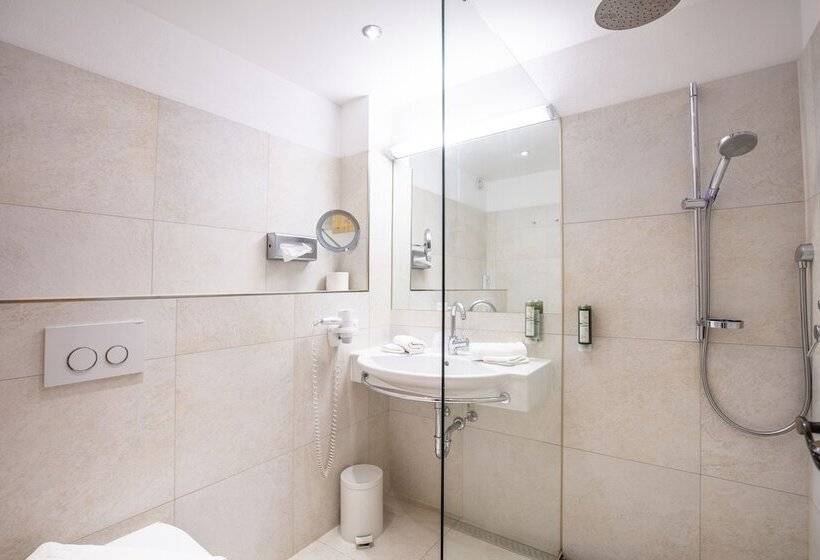 Quarto Estandar, Serles