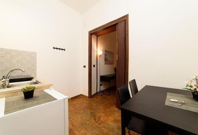 اتاق لوکس خانوادگی, Inside Chiaia Rooms