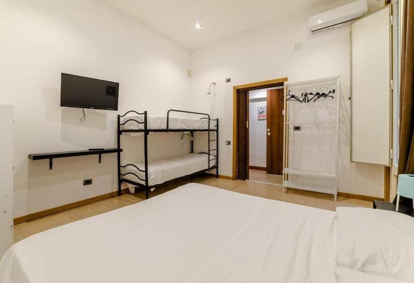 اتاق خانوادگی, Inside Chiaia Rooms