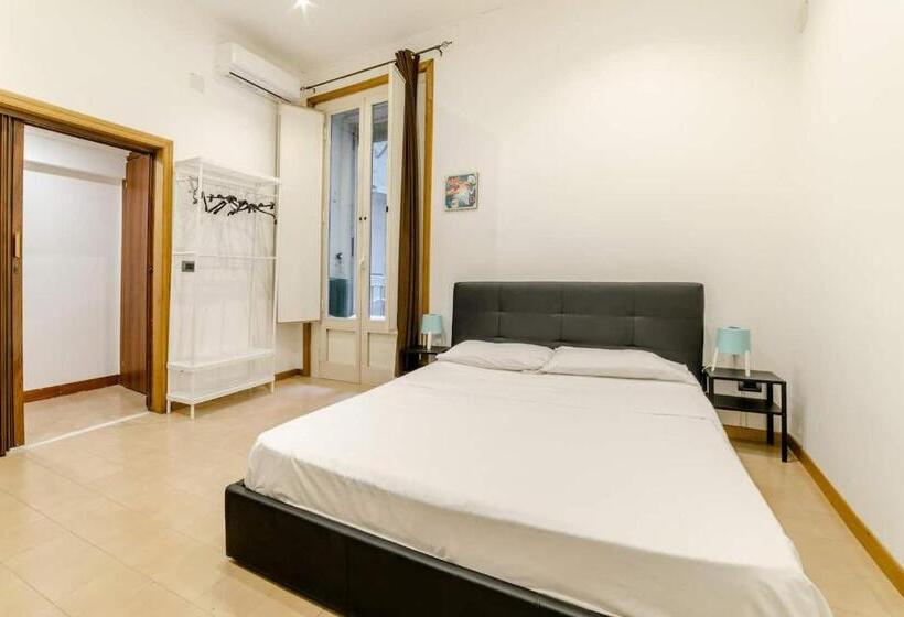 اتاق خانوادگی, Inside Chiaia Rooms